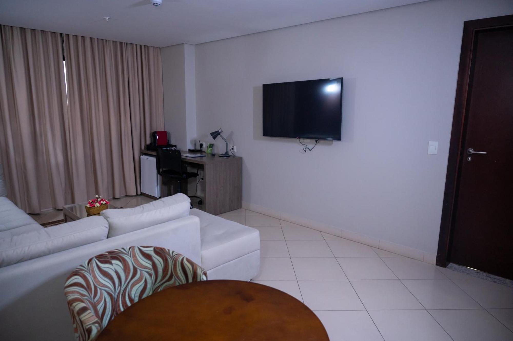 Hotel Inter Cuiaba Luaran gambar A living room with a television set