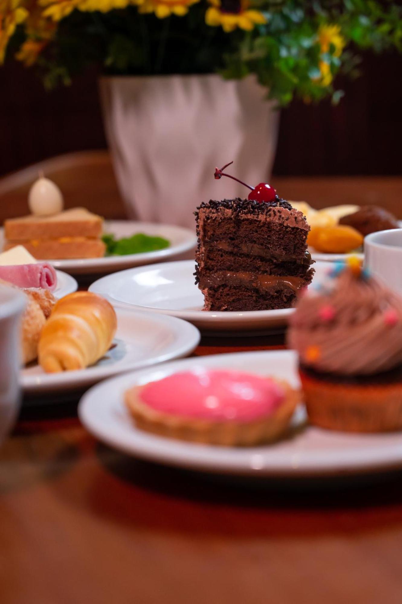 Hotel Inter Cuiaba Luaran gambar A selection of cakes