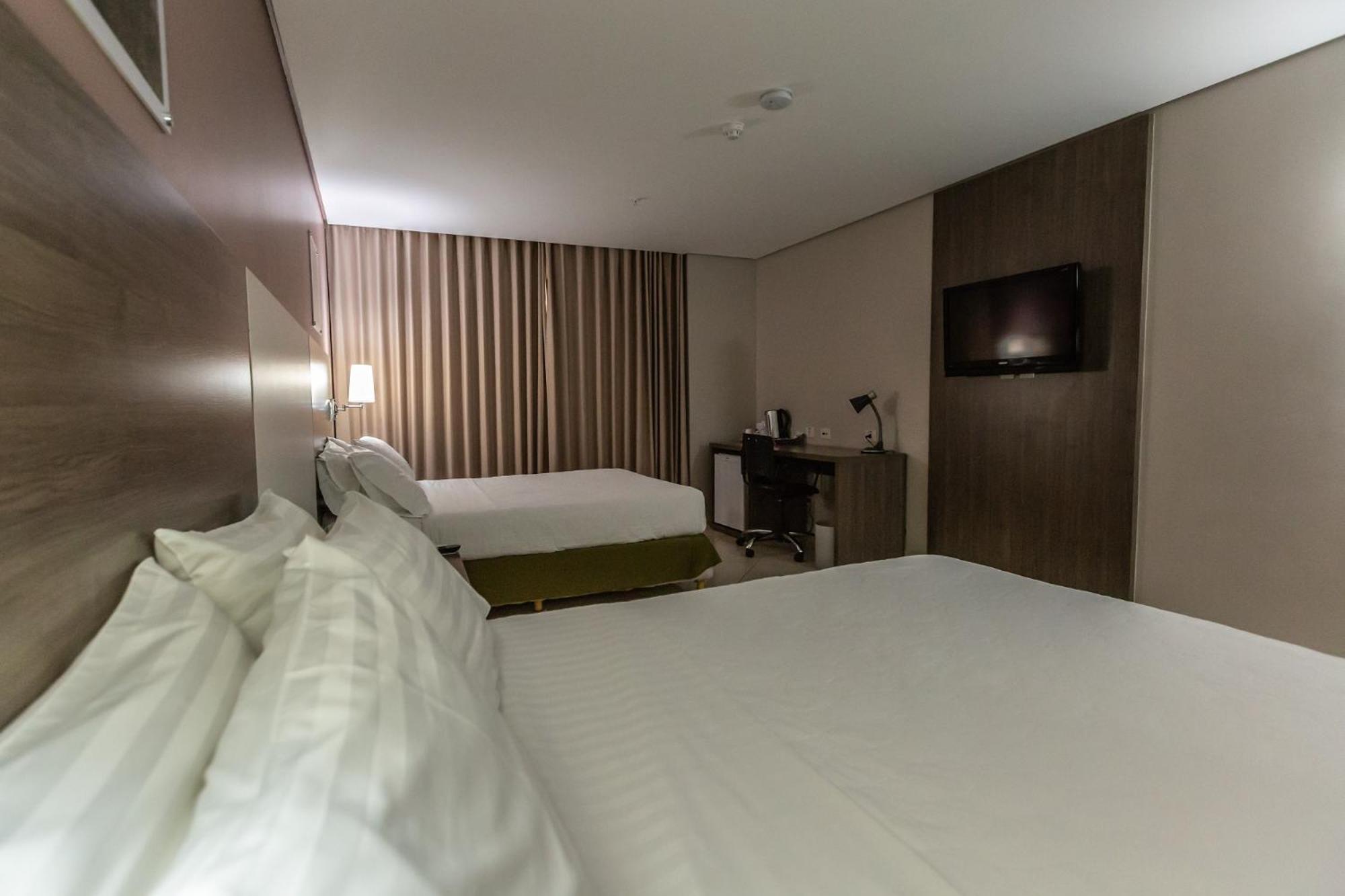 Hotel Inter Cuiaba Luaran gambar A room at the hotel