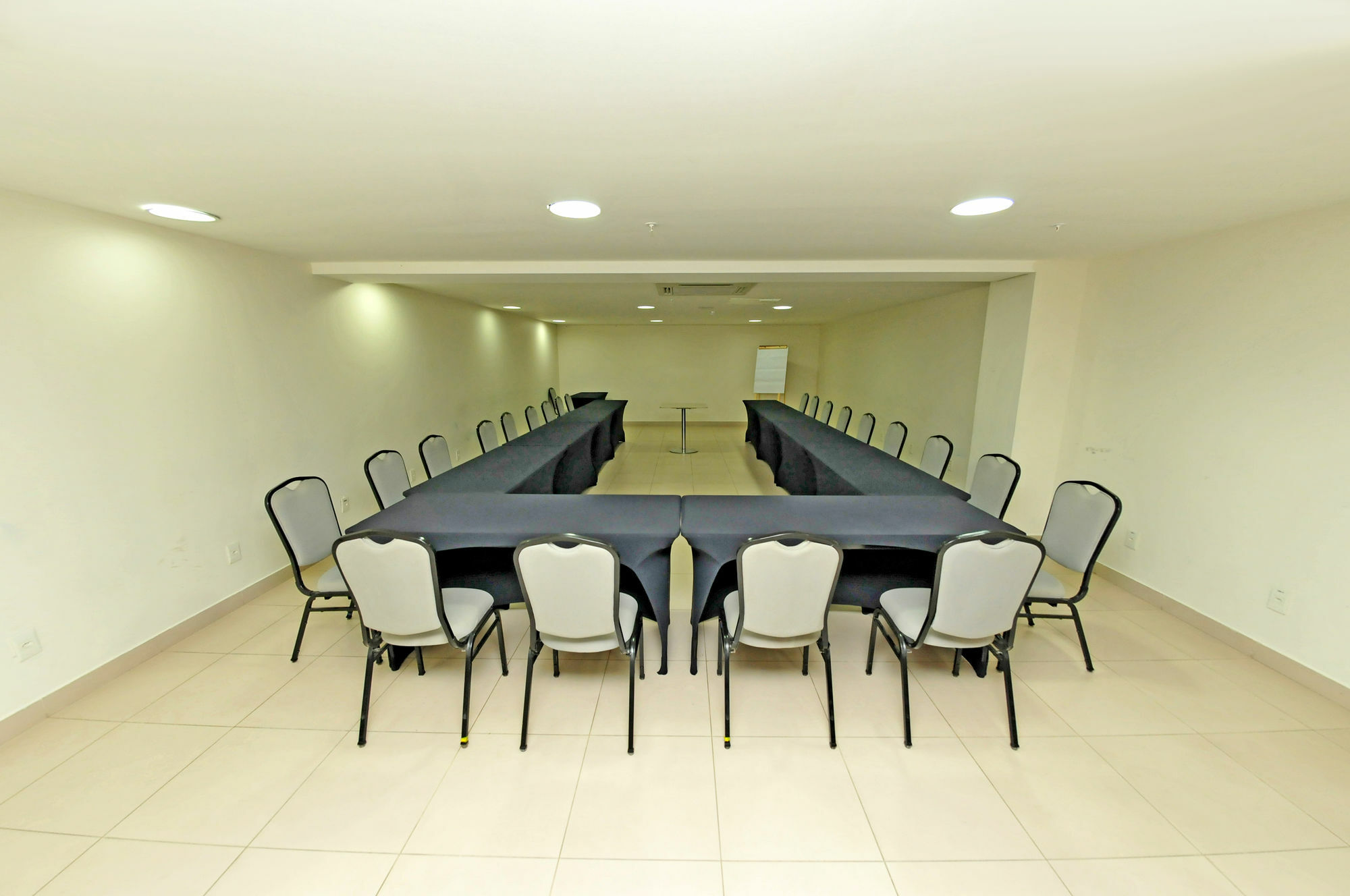 Hotel Inter Cuiaba Luaran gambar A meeting room