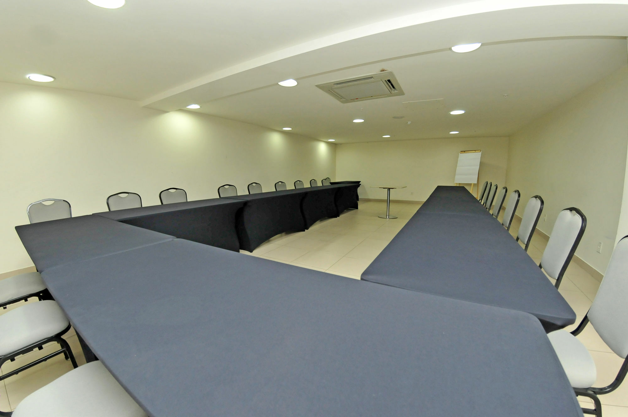 Hotel Inter Cuiaba Luaran gambar A meeting room