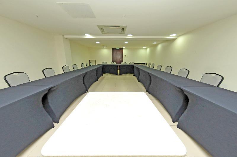 Hotel Inter Cuiaba Luaran gambar A meeting room